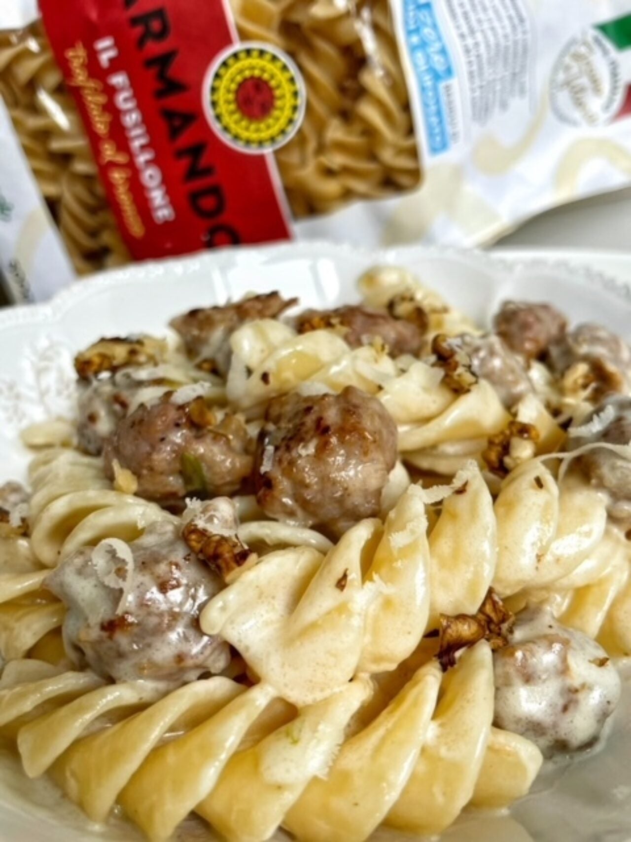 Fusillone stracchino, noci e salsiccia