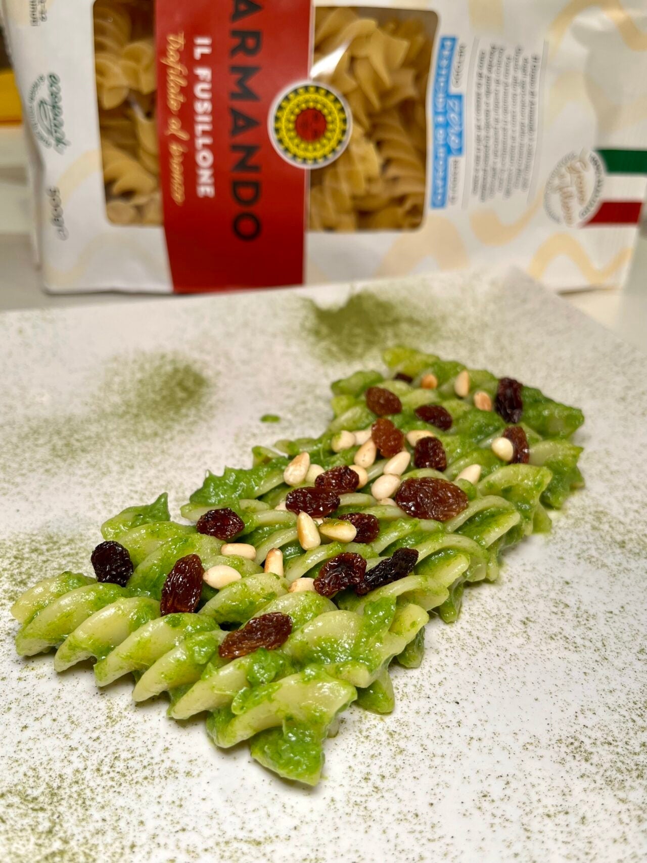 Fusillone con crema di scarola, uvetta, pinoli e colature di alici