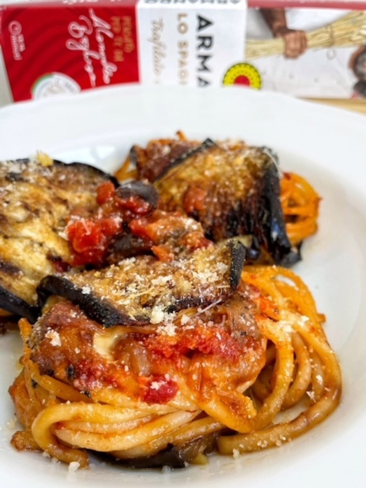 Nidi di spaghetti alle melanzane
