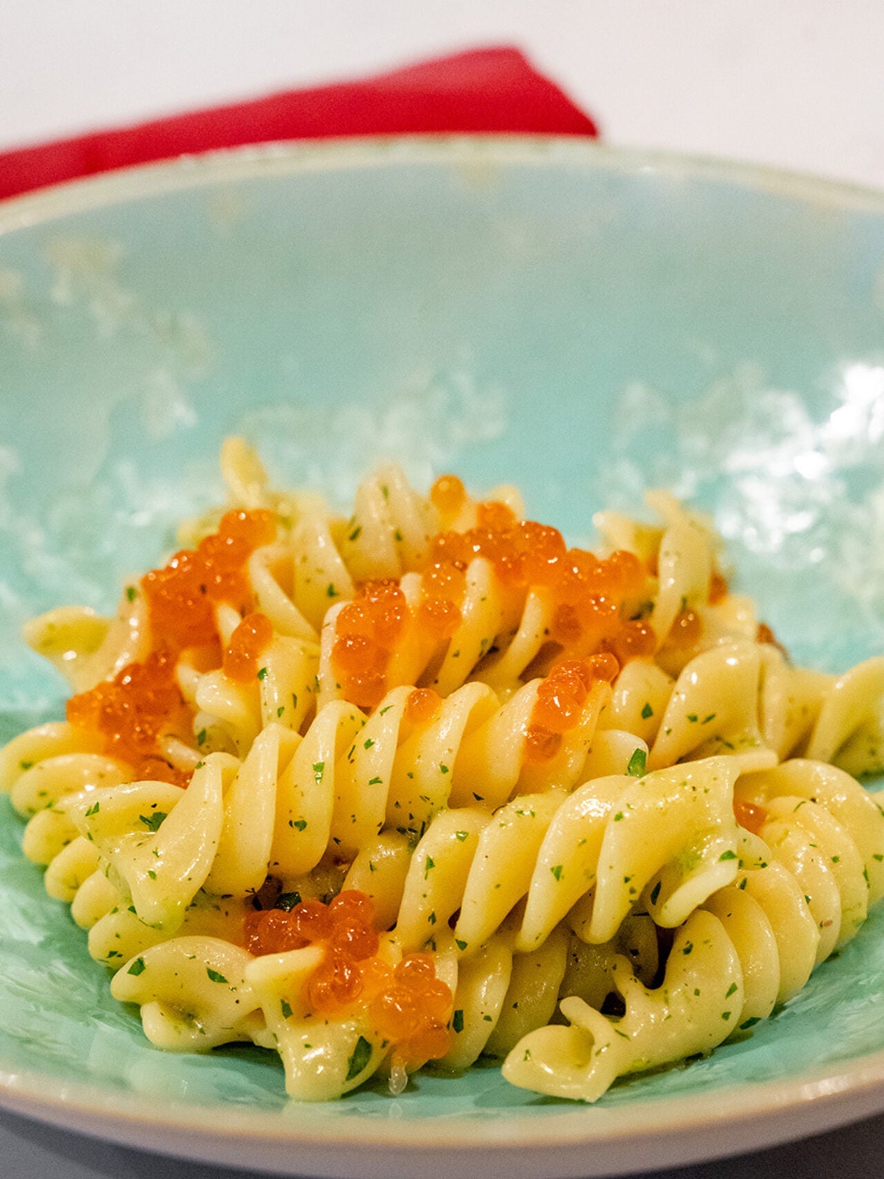 Fusilloni al burro alle erbe aromatiche, alici, lime e uova di salmone selvaggio