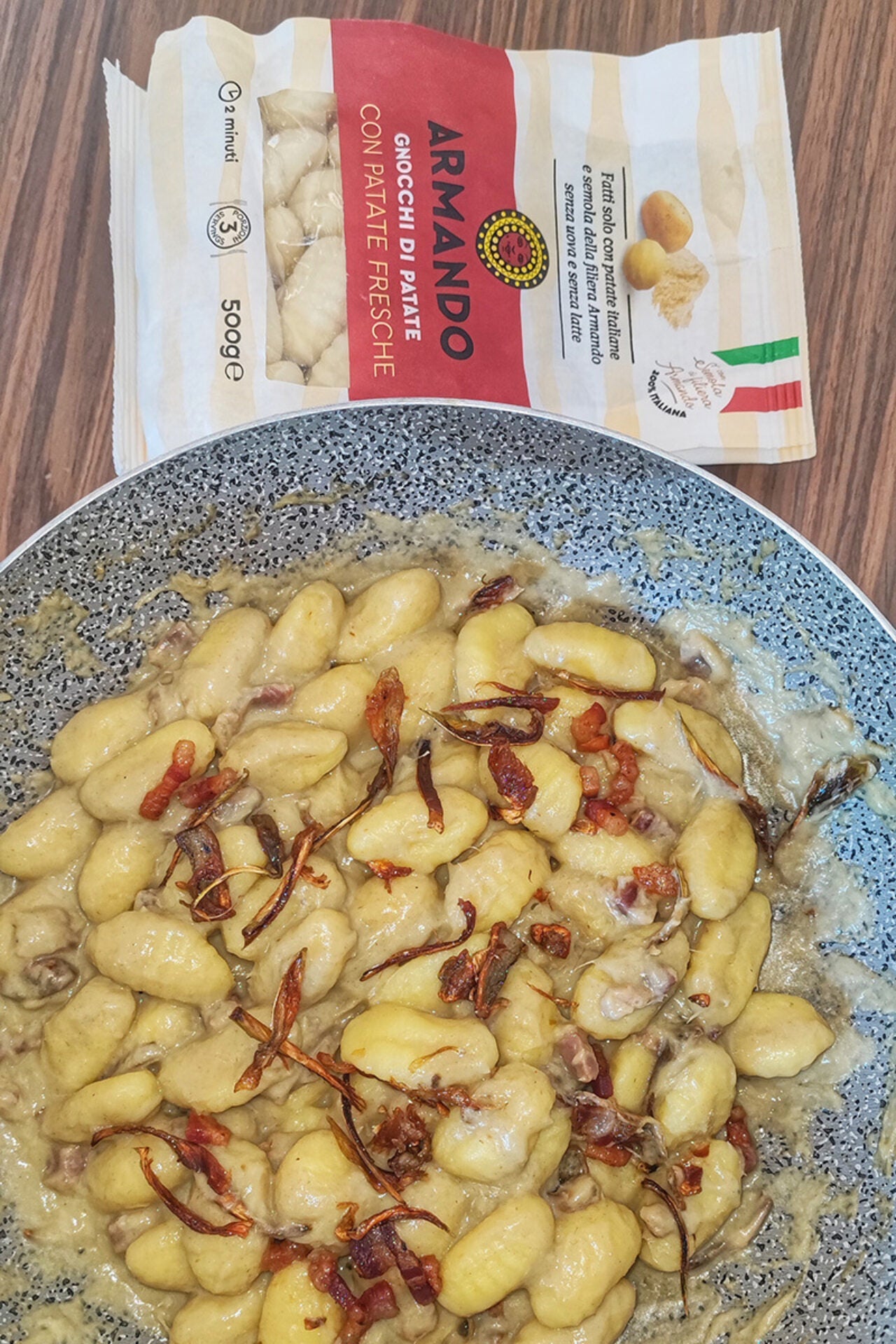 Gnocchi di patate con pesto di carciofi e pancetta croccante