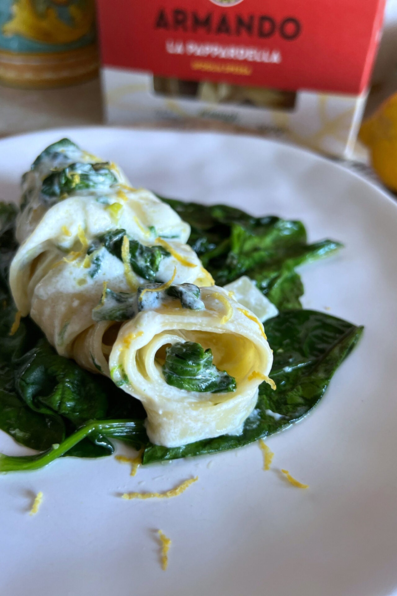 Pappardelle con ricotta, spinaci e zeste di limone