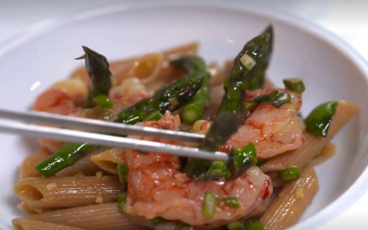 Penne Integrali Bio con asparagi, gamberi rossi di Mazara e Parmigiano di mandorle