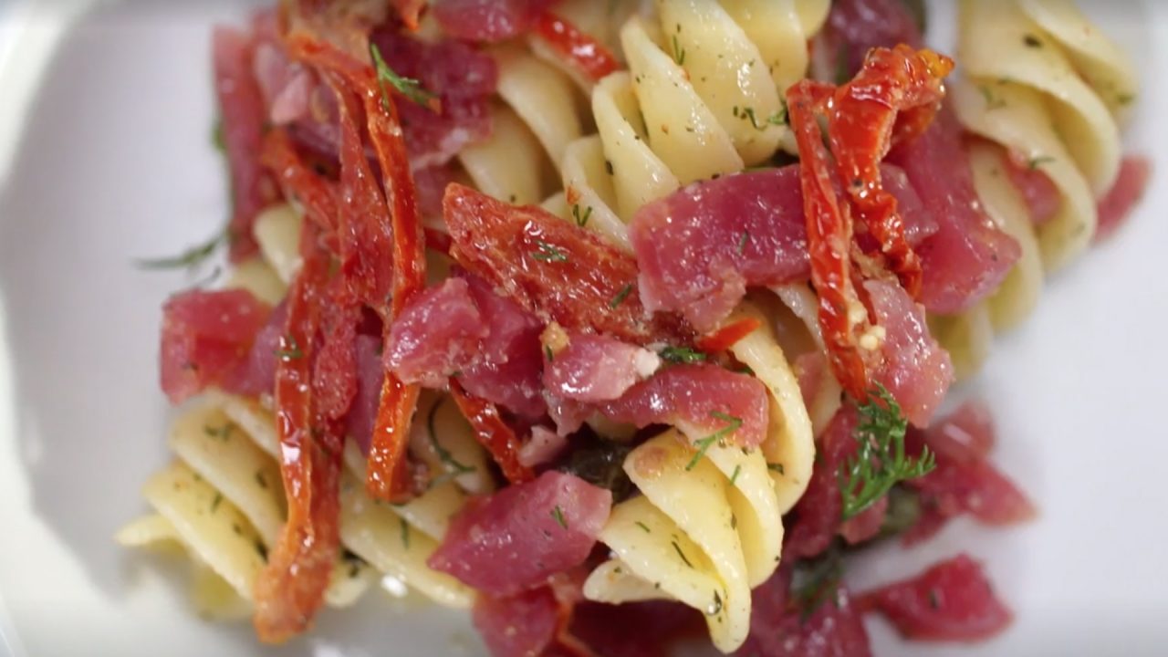 Fusilloni con tonno e alga nori