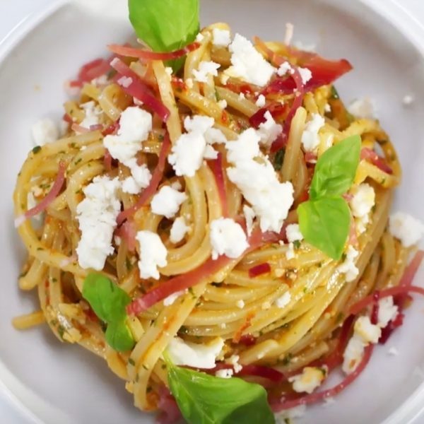 Spaghetti con pesto di noci Macadamia e feta