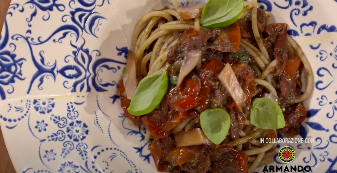 Spaghettone con pomodori datterino, nero di seppia e aringa fumé