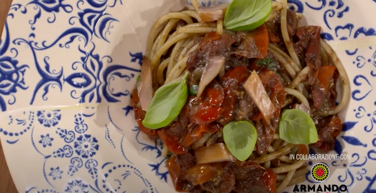 Spaghettone con pomodori datterino, nero di seppia e aringa fumé