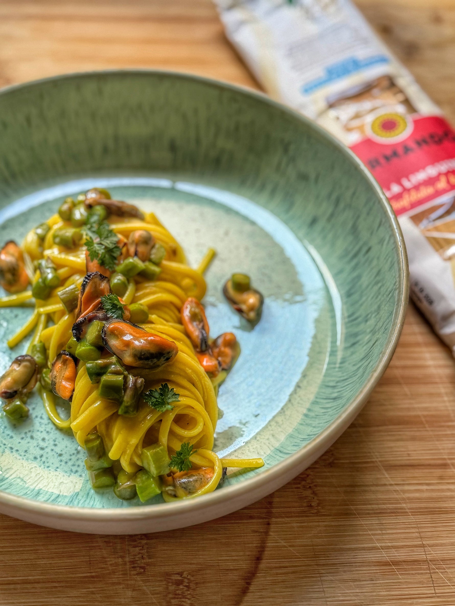Linguine con cozze, pecorino, asparagi e zafferano