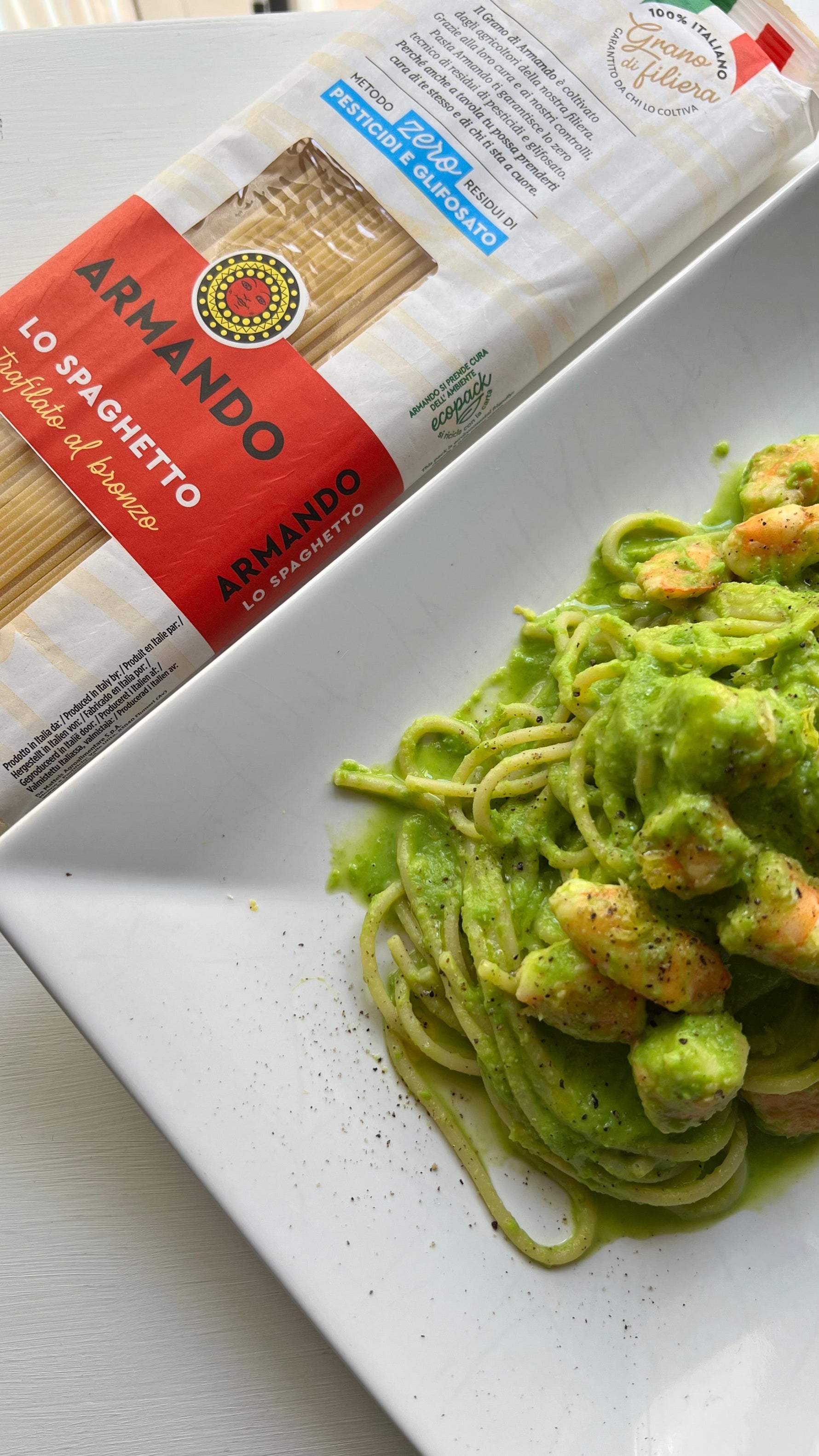 Spaghetti con crema di piselli e gamberi