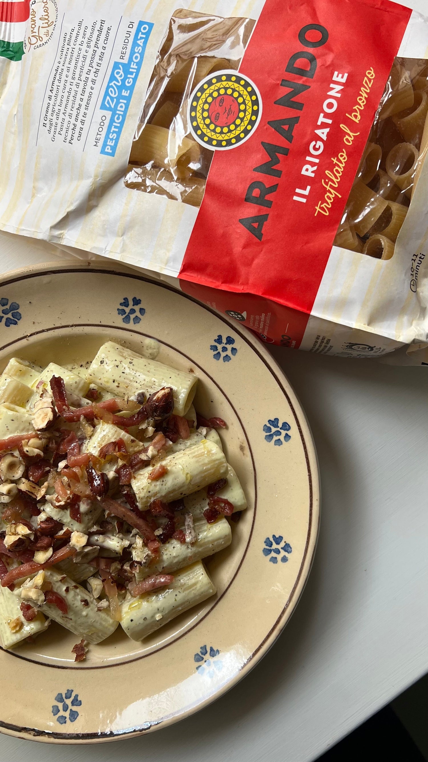 Rigatoni a sorpresa con crema di piselli, fonduta di caciocavallo e speck