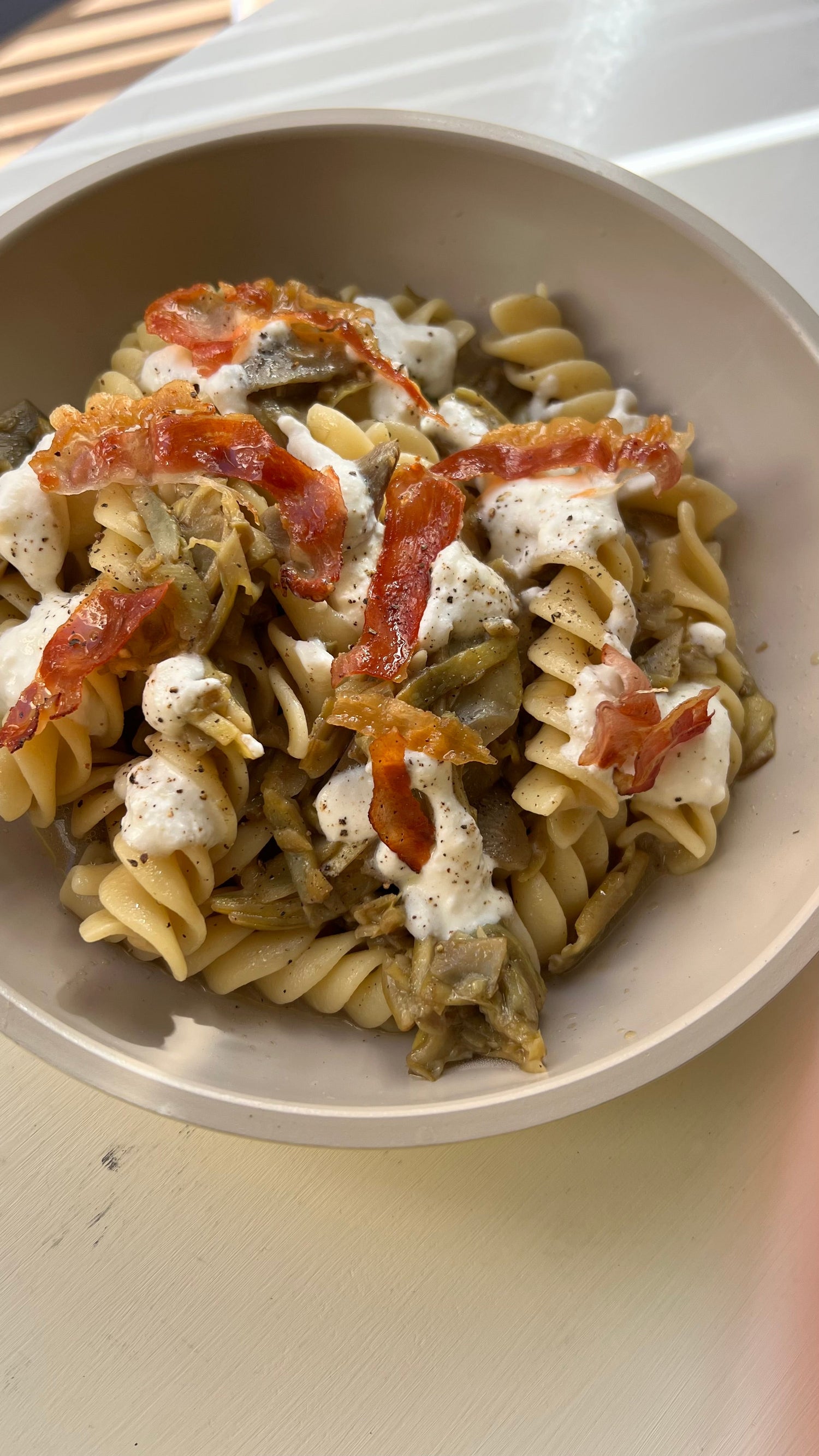 Fusilloni salvacena con pomodori, crema di patate, rucola e speck