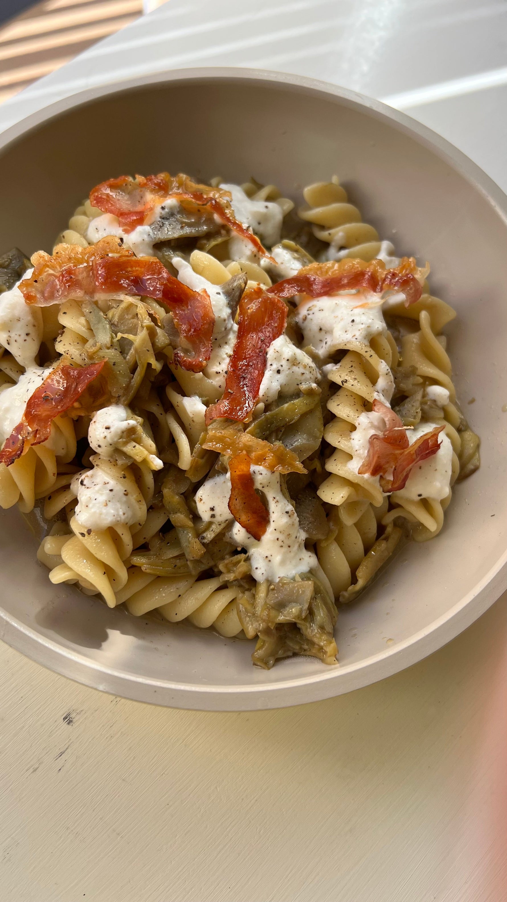 Fusilloni salvacena con pomodori, crema di patate, rucola e speck