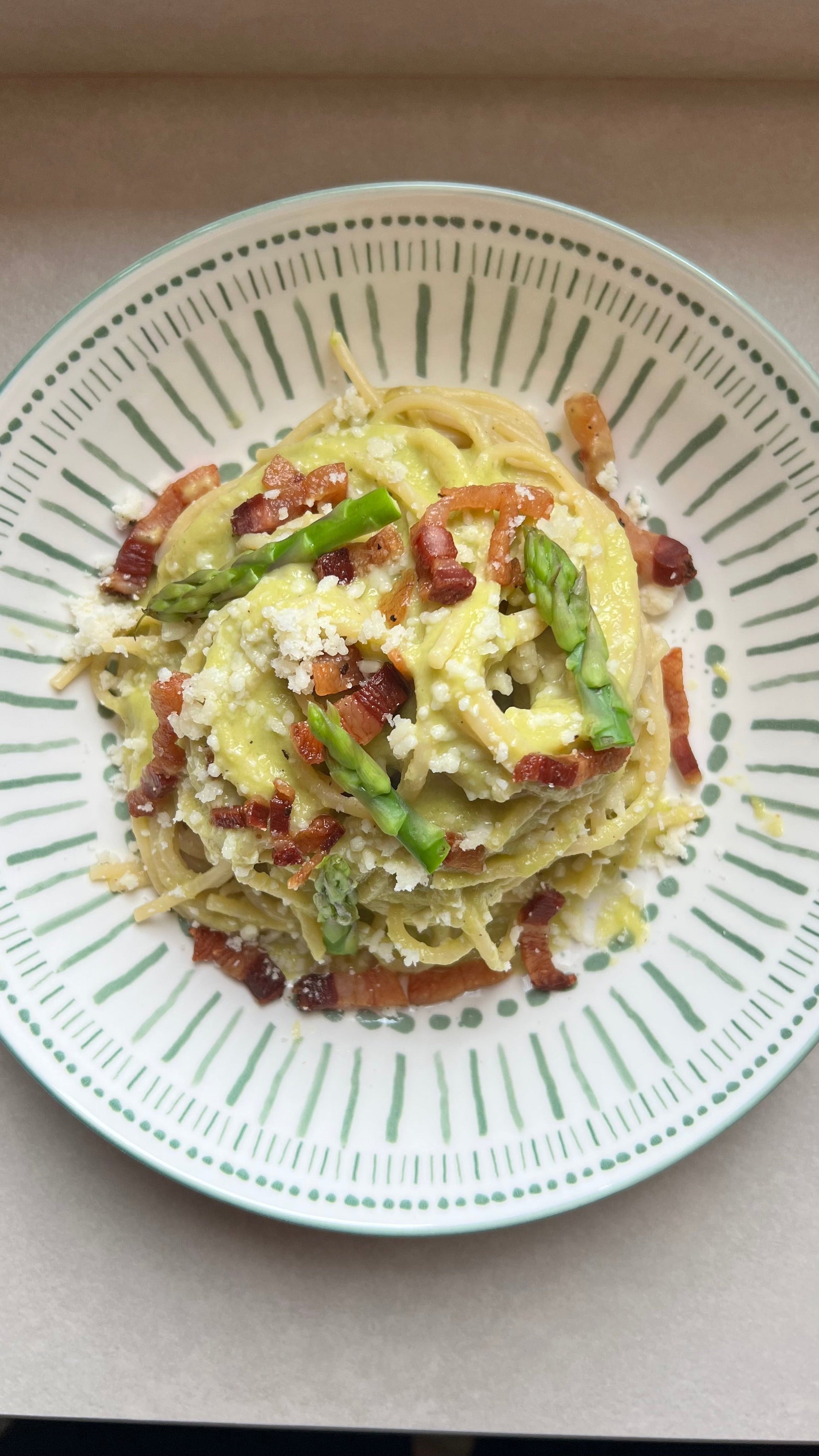 Spaghetti con crema di asparagi, guanciale e pecorino