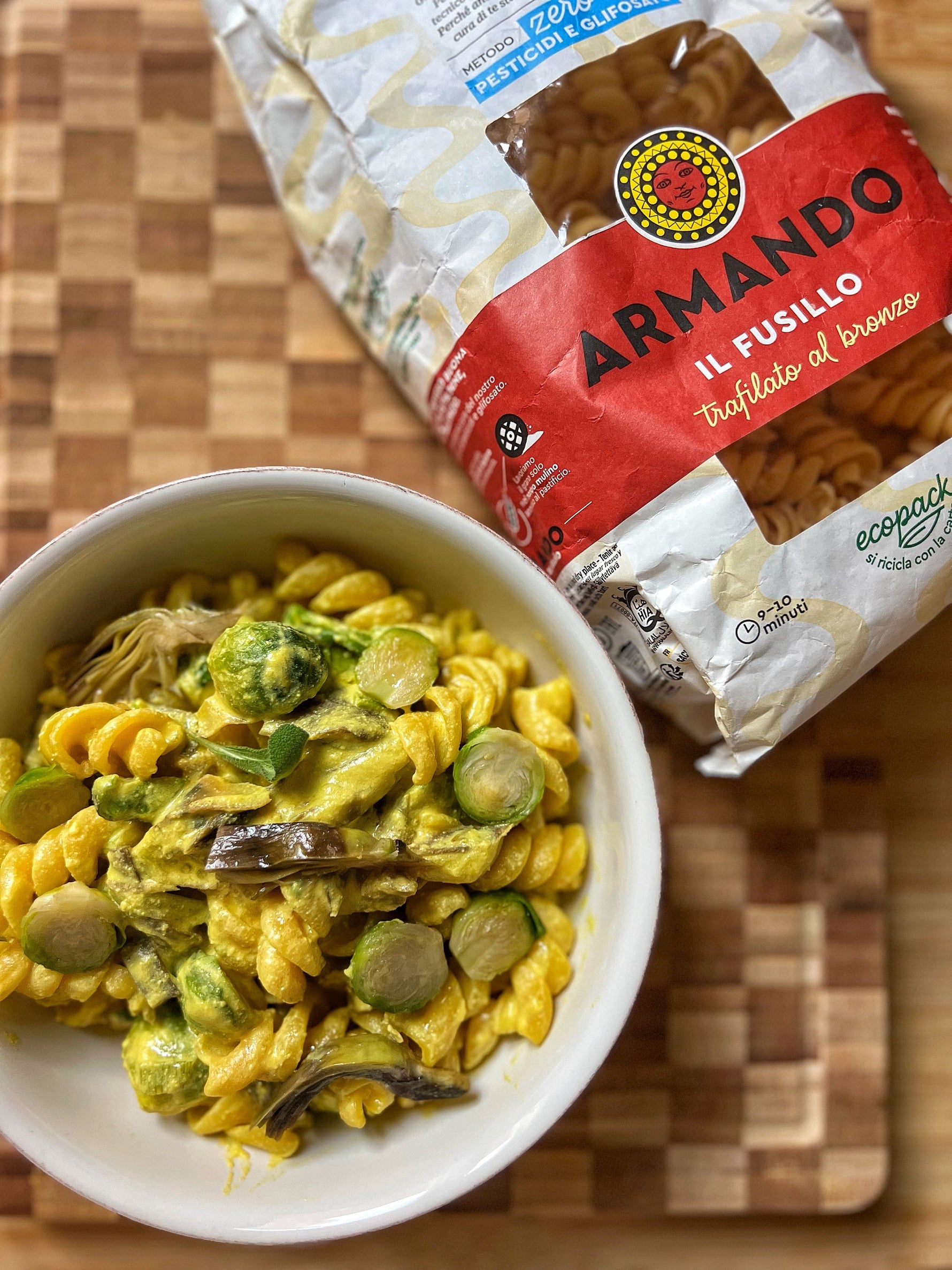 Fusilli con carciofi, cavoletti di Bruxelles e crema dorata allo zafferano