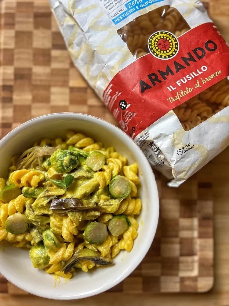 Fusilli con carciofi, cavoletti di Bruxelles e crema dorata allo zafferano