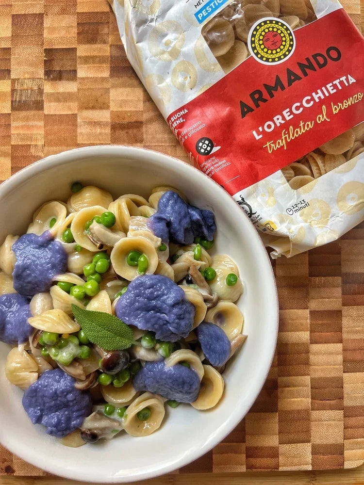 Orecchietta cremosa con funghi, piselli, stracchino e crema di cavolo viola