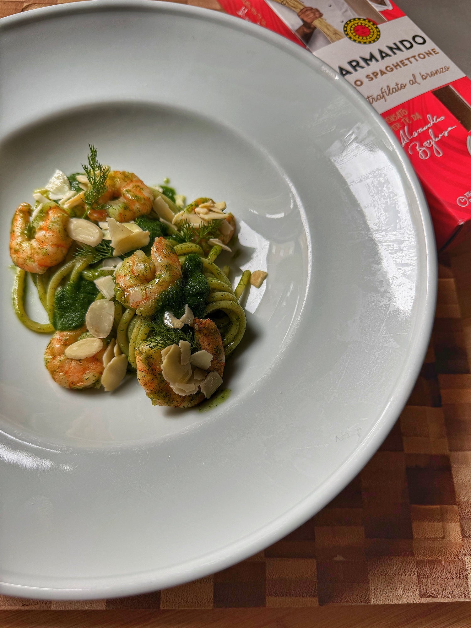 Spaghettone con salsa al finocchietto selvatico e mazzancolle