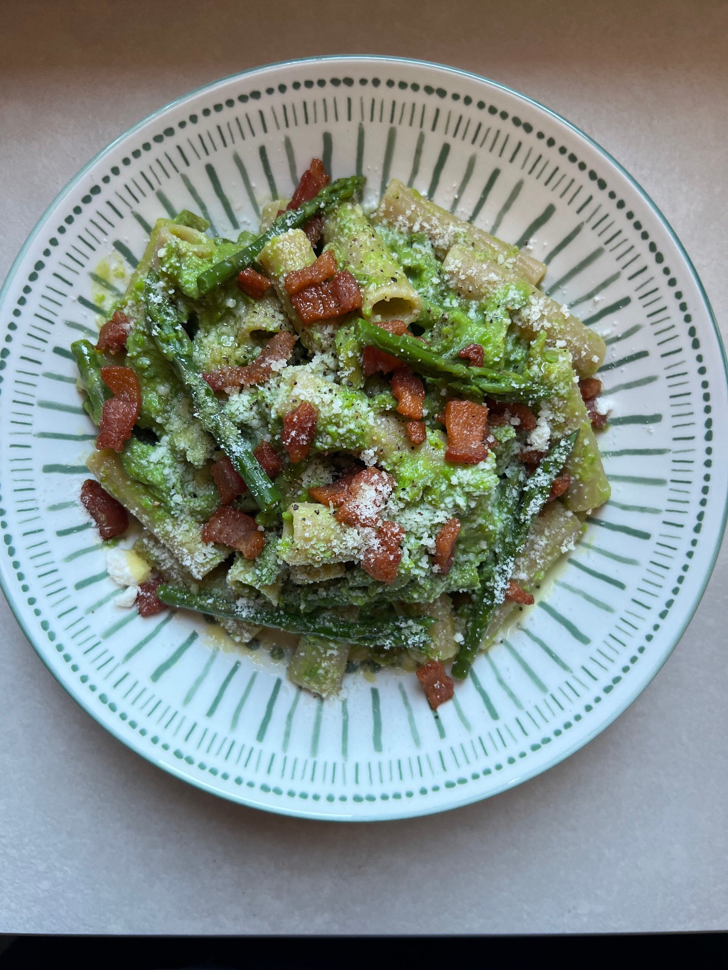 Tortiglioni cremosi con asparagi, guanciale e piselli