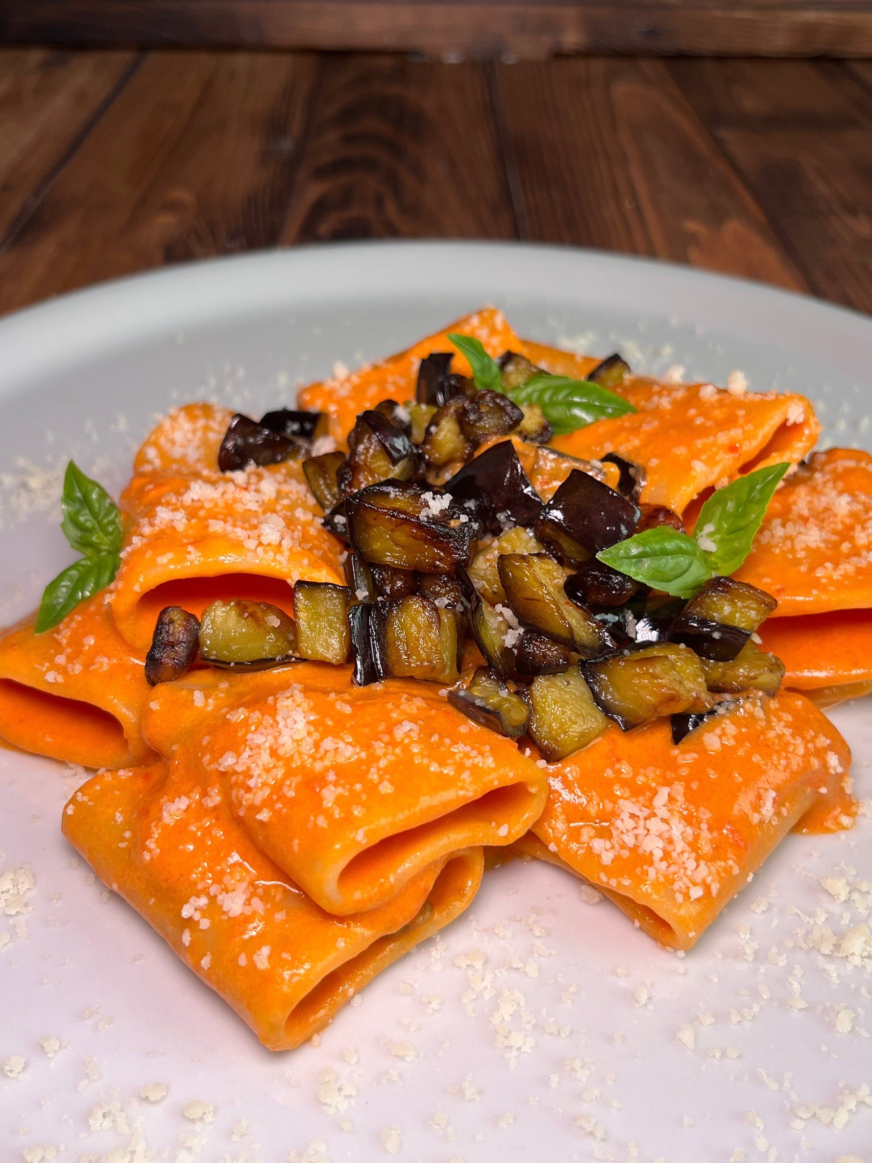 Paccheri con crema di datterini e burrata e melanzane fritte