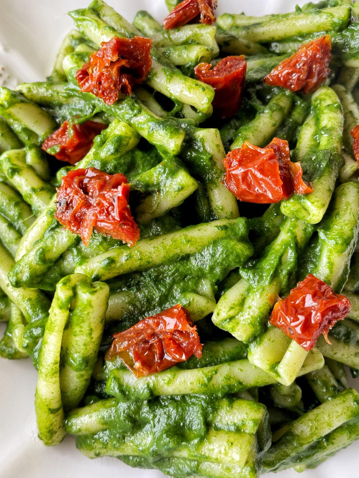 Trecce con crema di spinaci e pomodori secchi