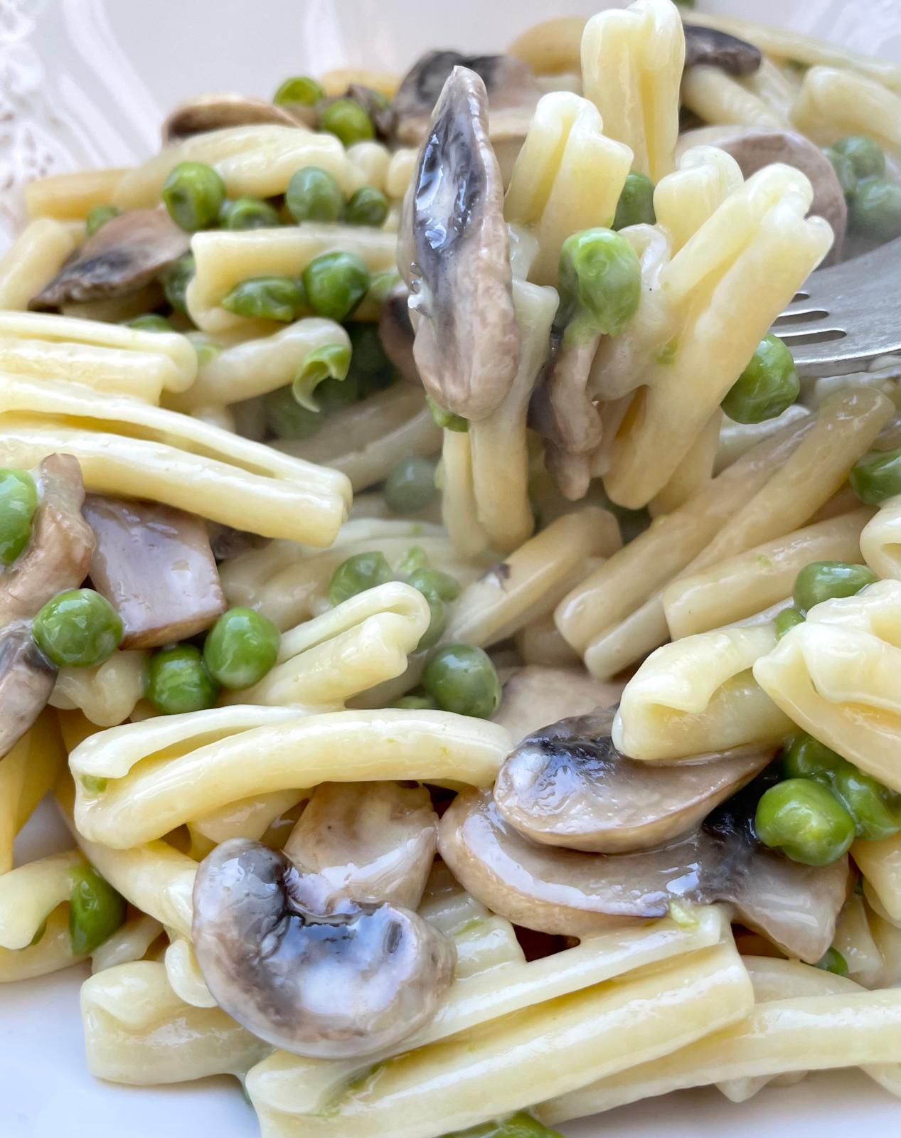 Trecce con funghi, gorgonzola e piselli