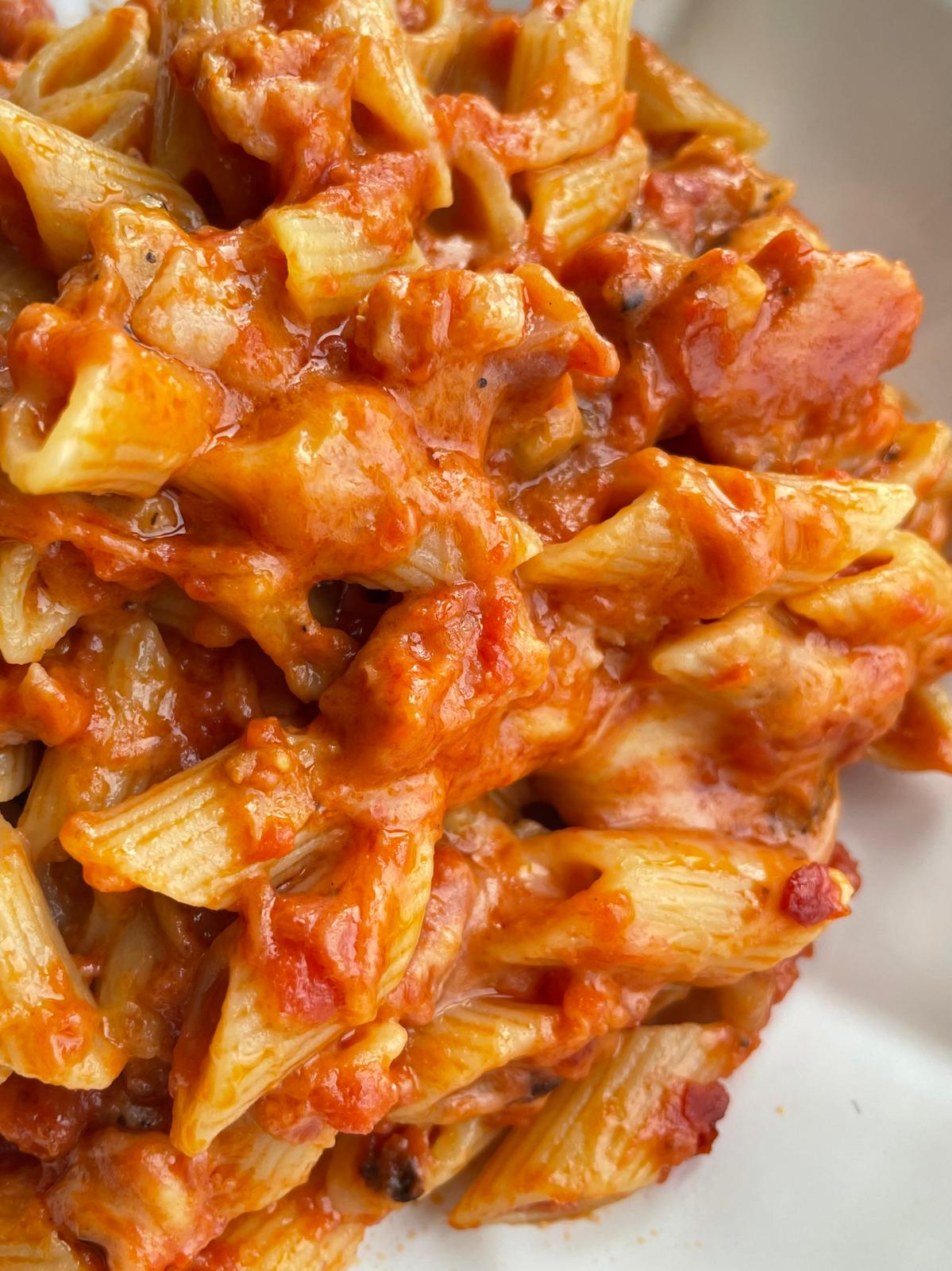 Mezze penne al pomodoro con melanzane, pancetta e provola
