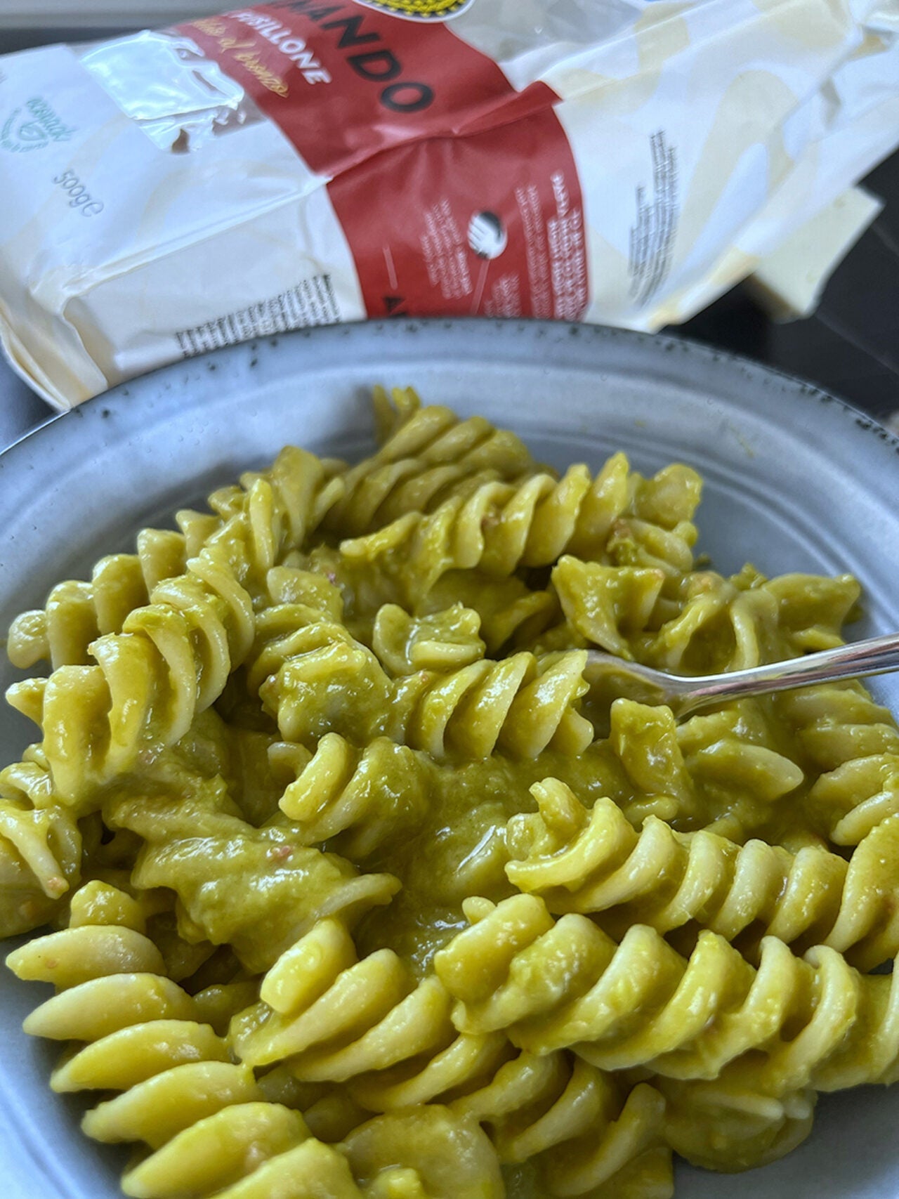 Fusilloni con crema di piselli, ndujia e primo sale