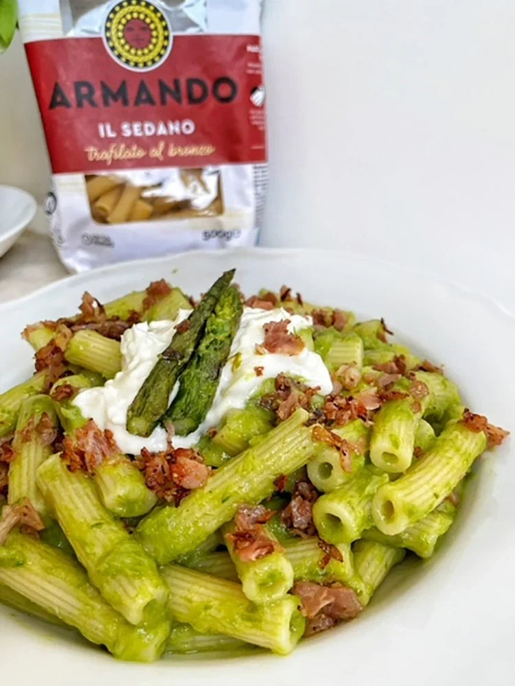 Sedani in crema di asparagi, burrata e prosciutto crudo croccante