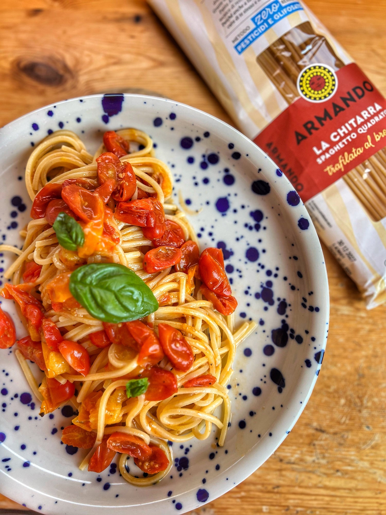 Chitarra con datterini gialli e rossi