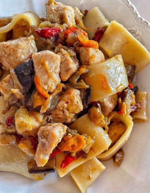 Anello con pesce spada, peperoni e melanzane