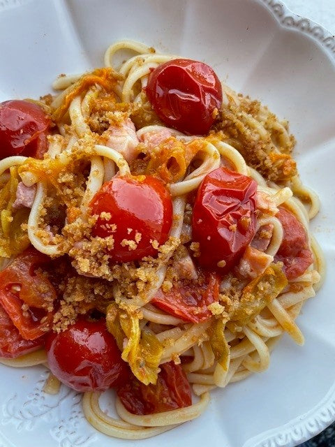 Spaghetto con fiori di zucchina, pomodorini, pancetta e muddica atturrata