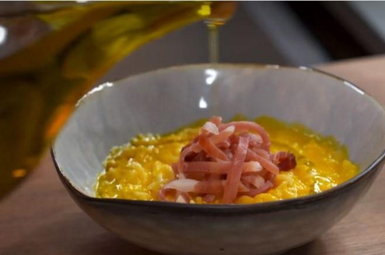 Pasta Alfabeto con crema di carote e speck croccante