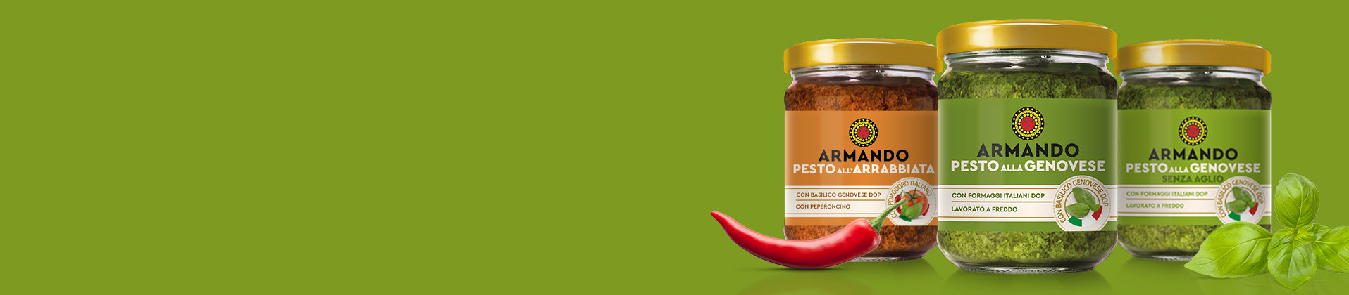 3 confezioni di pesto su sfondo colorato