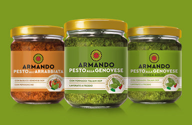 3 confezioni di pesto su sfondo colorato