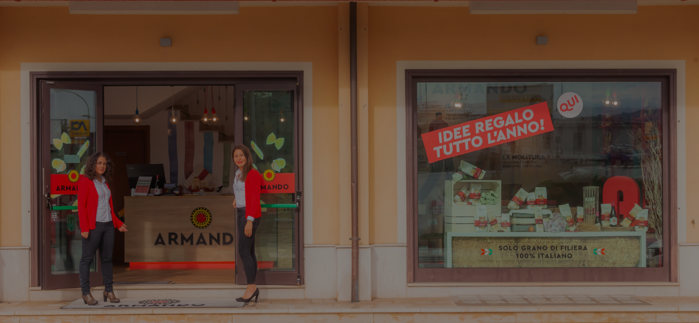 esterno del punto vendita Pasta armando. Due addette alla vendita aprono le porte dell'ingresso