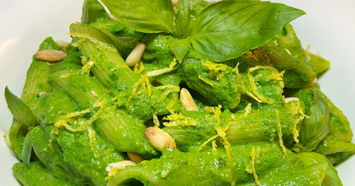 Pasta con crema tahina alla menta, spinacini, mandorle fritte e limone