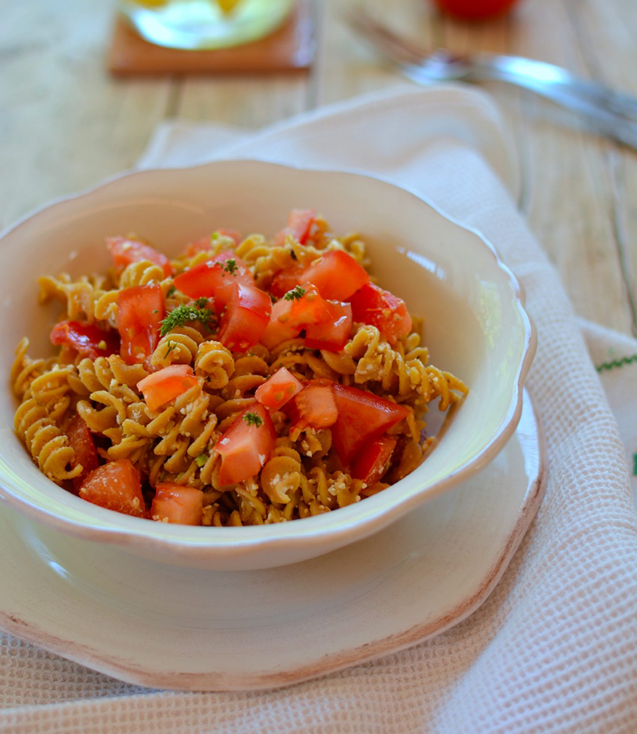 Fusilli di Legumi con Dadolata di Pomodori e Pesto di Feta alla Menta