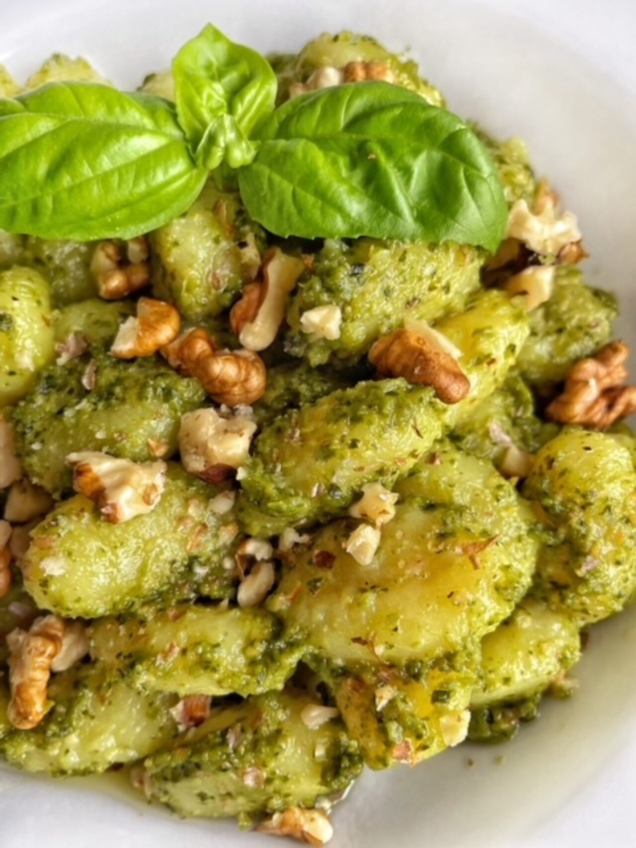 Gnocchi al pesto di basilico e noci