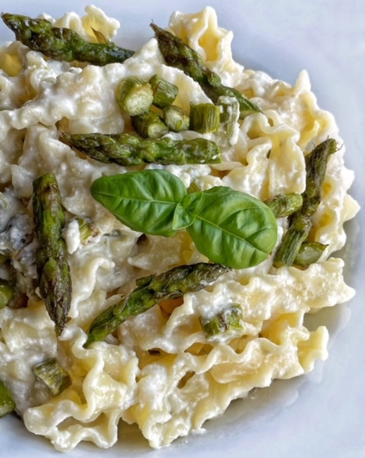 Pasta con ricotta vegetale e asparagi croccanti