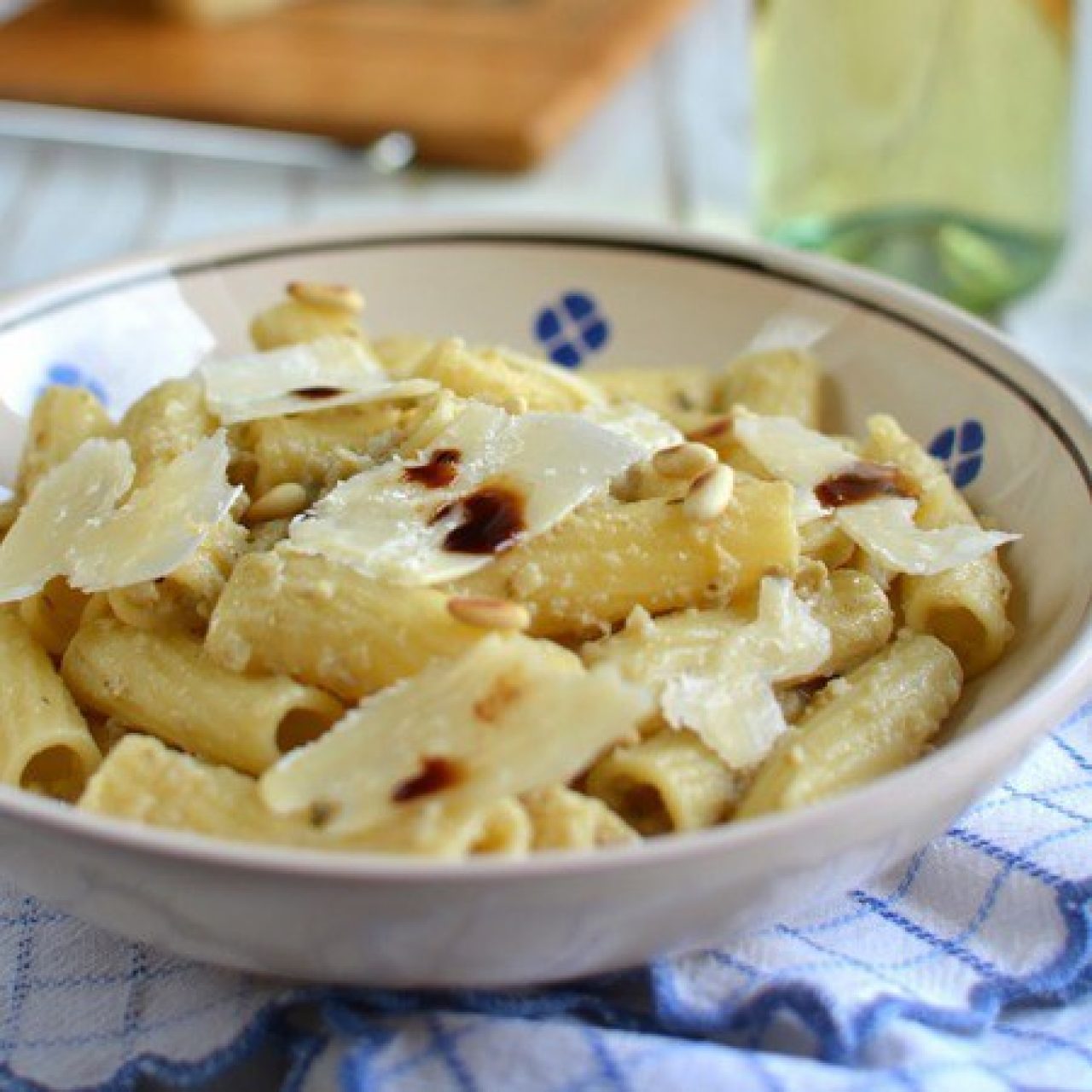 Tortiglioni ai carciofi con scaglie di parmigiano, aceto balsamico e pinoli tostati