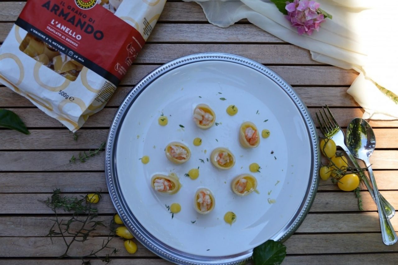 Anello con crema di datterino, burrata e mazzancolla