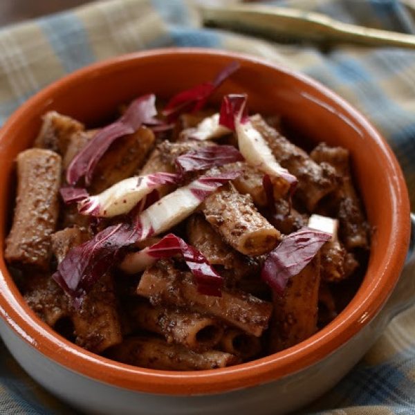 Tortiglioni con pesto di radicchio e cheddar